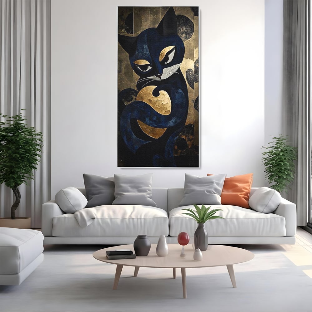 Tablou canvas cu tablou canvas cu pisica neagra si aurie, in rama de aluminiu argintiu, pe perete intr-un living